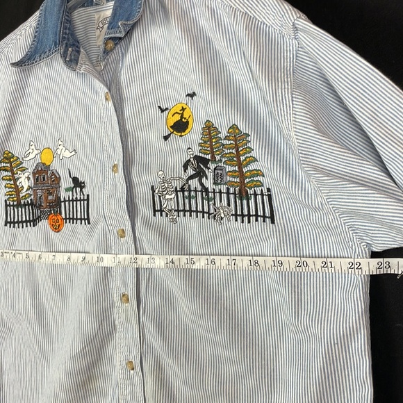 Women’s denim Halloween embroidered long sleeved, button down shirt size medium - Picture 7 of 12